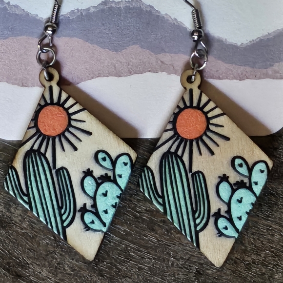 NWT Green Cactus Design Wooden Earrings - Picture 2 of 2